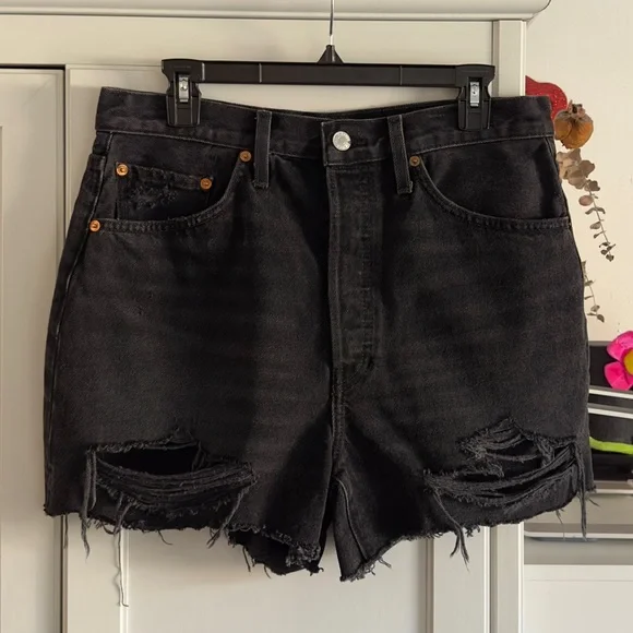 Re/Done Distressed Cut Off Shorts in Destroyed Shadow Black Size 30